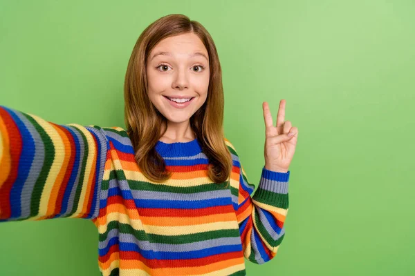 Självporträtt av attraktiva glada trendiga rödhåriga flicka visar v-tecken isolerad över ljusa gröna färg bakgrund — Stockfoto
