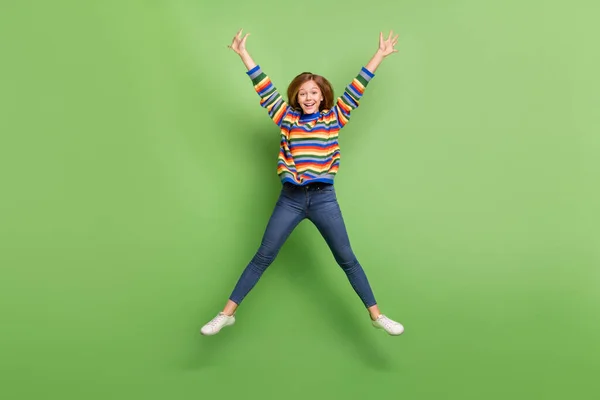 Teljes hossz testméret kilátás a vonzó gyerekes gondtalan vidám lány ugrás bolondozás elszigetelt felett élénk zöld színű háttér — Stock Fotó