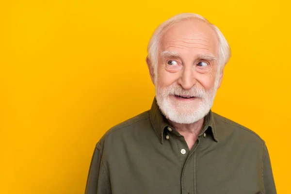 Foto de bonito envelhecido barba homem olhar promo desgaste camisola cáqui isolado no fundo cor amarela — Fotografia de Stock