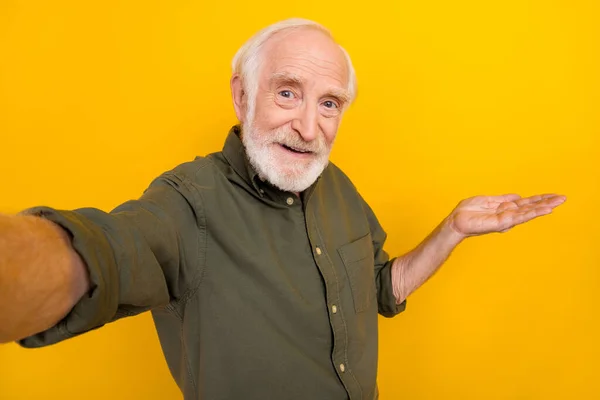 Foto de buen hombre barba vieja do selfie hold promo wear traje de color caqui aislado sobre fondo de color amarillo — Foto de Stock
