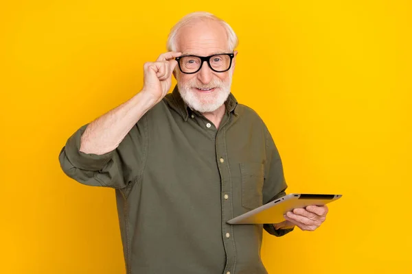 Retrato de una persona anciana franca amigable toque de la mano gafas mirada cámara aislada sobre fondo de color amarillo —  Fotos de Stock