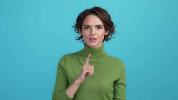 Lady vragen niet vertellen nieuws plan waarschuwen vinger geïsoleerde blauwe kleur achtergrond — Stockvideo
