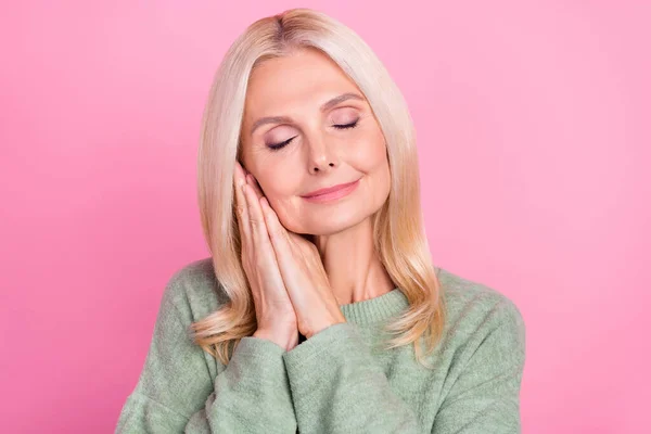 Foto de linda senhora sonhadora vestido braços pulôver verdes juntos bochecha olhos fechados isolado cor rosa fundo — Fotografia de Stock