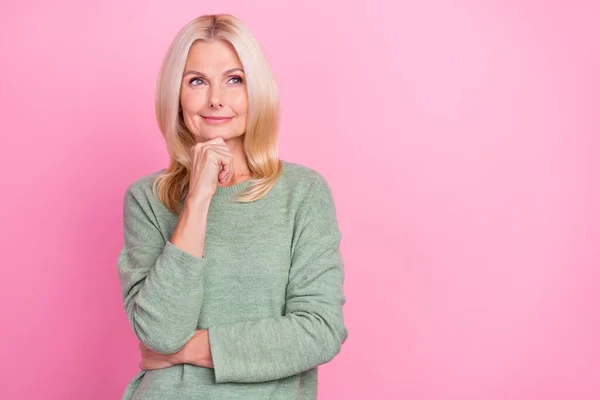 Foto av optimistisk äldre blond kvinna ansikte ser annons bära grå pullover isolerad över rosa färg bakgrund — Stockfoto