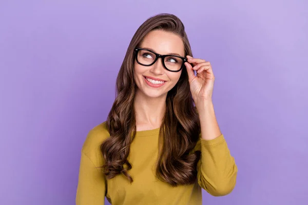 Ritratto di persona di mentalità allegra braccio occhiali touch look spazio vuoto isolato su sfondo di colore viola — Foto Stock