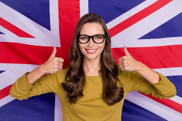 Retrato de persona atractiva alegre dos manos muestran pulgares hacia arriba aislado en el fondo de la bandera británica —  Fotos de Stock