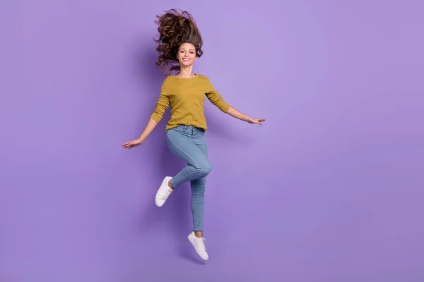 Pełnowymiarowy portret ładnej wesołej pani skoki baw się wolny czas odizolowany na fioletowym tle koloru — Zdjęcie stockowe