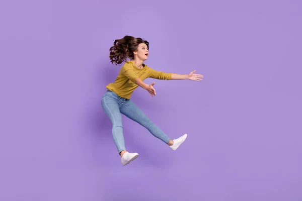 Teljes méretű profil fotó lenyűgözött csinos hölgy néz üres tér karok fogás elszigetelt lila színű háttér — Stock Fotó