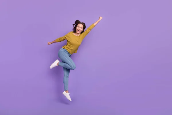 Perfil de tamaño completo retrato de persona alegre divertirse levantar el puño del brazo espacio vacío aislado sobre fondo de color púrpura —  Fotos de Stock