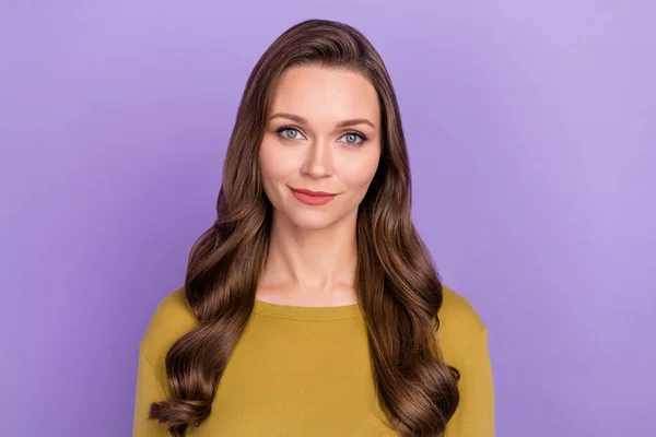 Photo de calme paisible fille tendre sourire regarder caméra belle coiffure ondulée isolé sur fond de couleur violette — Photo