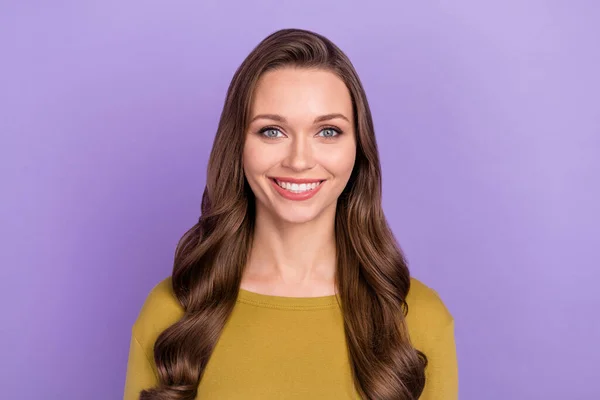 Foto av glad nöjd person toothy strålande leende ser kameran isolerad på lila färg bakgrund — Stockfoto