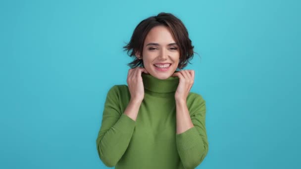 Lady tragen Strickpullover genießen weichen Stoff isoliert blaue Farbe Hintergrund — Stockvideo