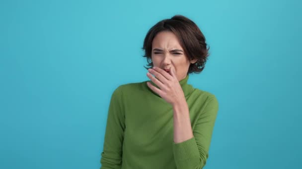 Crazy lady cover finger nose bad smell point thumb blue background isolated — 图库视频影像