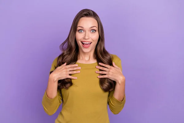 Portrait of impressed pretty person arms on chest cant believe isolated on violet color background — Stockfoto