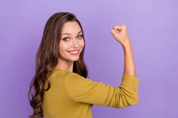 Profile portrait of candid friendly person hand showing flexing biceps isolated on purple color background — Stock Photo, Image