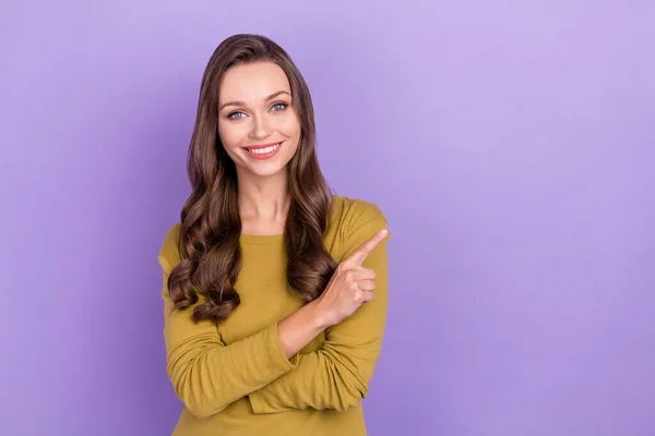 Foto de encantadora dama alegre dedo directo espacio vacío proposición radiante sonrisa aislada sobre fondo de color violeta — Foto de Stock