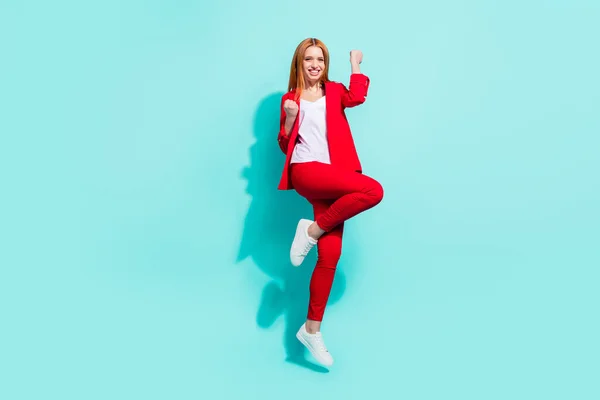 Foto do funky sorte laranja cabelo senhora desgaste vermelho blazer andando sorrindo crescente punhos isolado aquamarine cor fundo — Fotografia de Stock