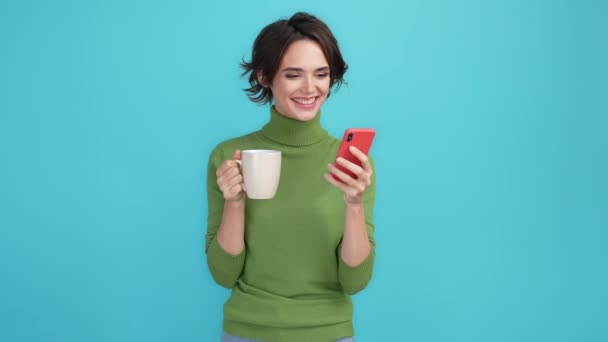 Lady verwenden Gadget Drink Getränk Social Media isoliert blaue Farbe Hintergrund — Stockvideo