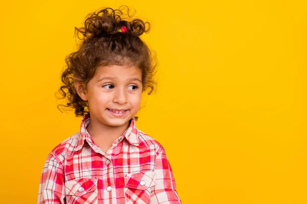 Zdjęcie cute little brunetka dziewczyna patrzeć puste miejsce nosić czerwoną koszulę izolowane na żółtym tle kolor — Zdjęcie stockowe