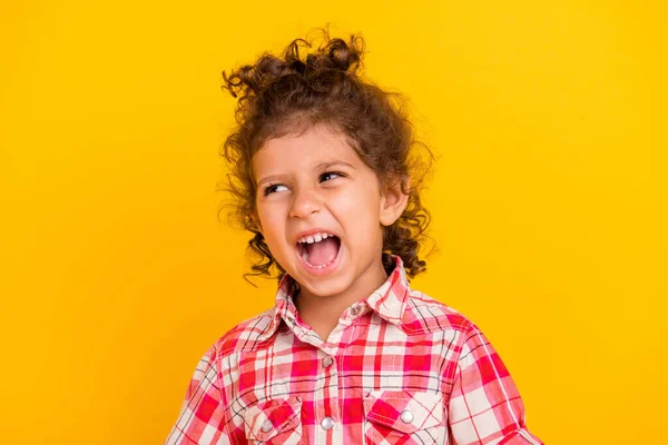 Photo of cool little brunetka dziewczyna otwarte usta wygląd nosić czerwoną koszulę izolowane na żółtym tle kolor — Zdjęcie stockowe