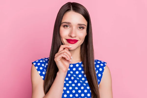 Retrato de atraente alegre menina de cabelos longos tocando queixo olhar agradável isolado sobre fundo cor-de-rosa — Fotografia de Stock