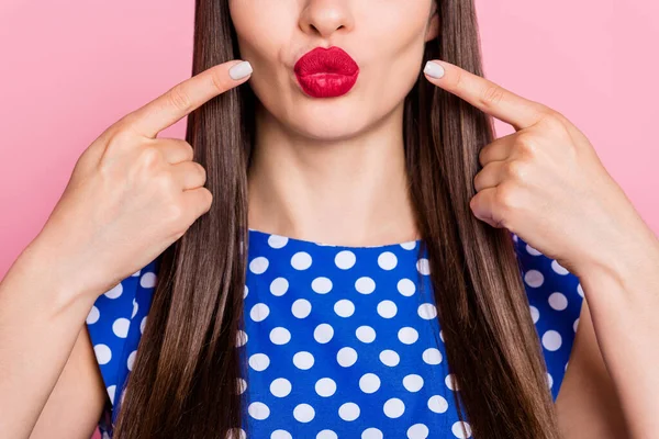 Обрезанная фотография молодой женщины указывать пальцами надутые губы инъекционных наполнителей косметологии изолированы на розовый цвет фона — стоковое фото
