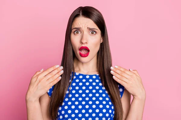 Foto van jonge vrouw verbaasd geschokt verrast reactie onverwachte roddel gerucht geïsoleerd over roze kleur achtergrond — Stockfoto
