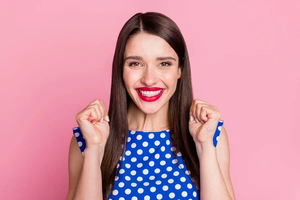 Foto de jovem atraente mulher feliz sorriso positivo alegrar sucesso ganhar loteria venda isolada sobre cor rosa fundo — Fotografia de Stock
