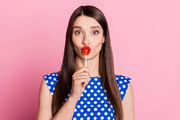 Foto de mujer joven feliz sonrisa positiva comer lamer sabroso dulce lollypop alimentos aislados sobre fondo de color rosa —  Fotos de Stock