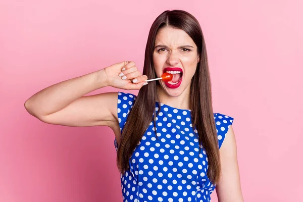 Foto von jungen attraktiven Frau beißen lollypop Nahrung Diät Zuckerbonbons isoliert über rosa Farbhintergrund — Stockfoto