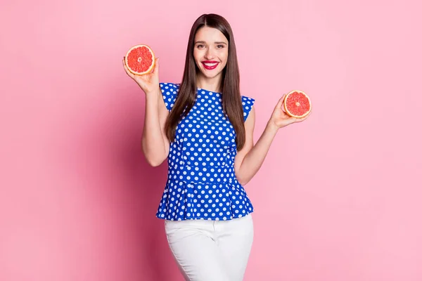 Foto de mujer atractiva joven sonrisa positiva feliz celebrar cítricos pomelo vitaminas aisladas sobre fondo de color pastel —  Fotos de Stock