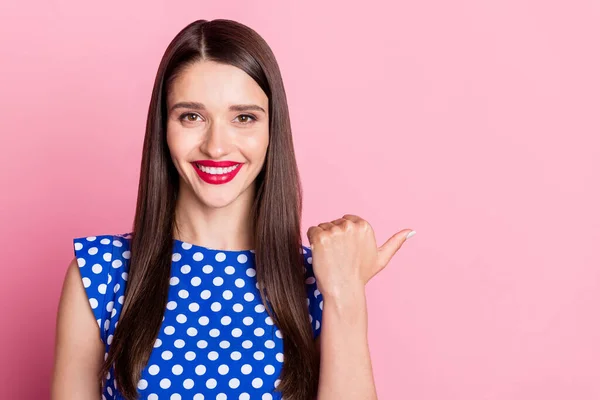 Porträtt av attraktiva glada brunhårig flicka visar kopia utrymme erbjudande annons isolerad över rosa pastell färg bakgrund — Stockfoto