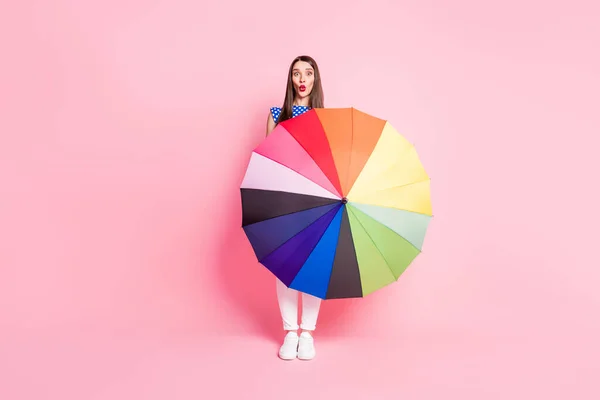 Полноразмерное фото молодой привлекательной женщины надутые губы держать зонтик изолированы на пастельном фоне цвета — стоковое фото