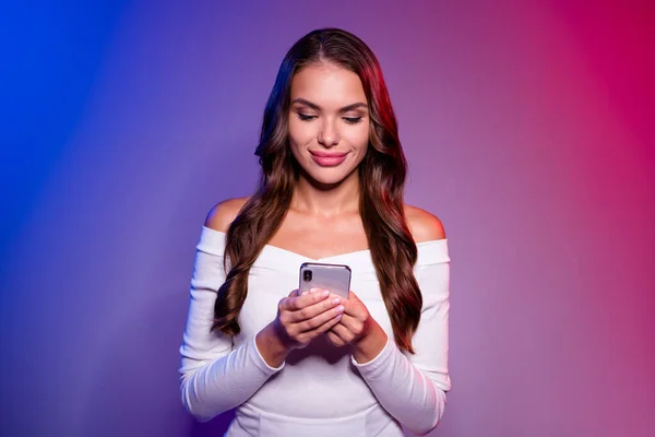 Foto von fokussierten Mädchen halten Telefon Tippen Partei einladen SMS tragen weißes Hemd isoliert Neon-Farbverlauf Hintergrund — Stockfoto