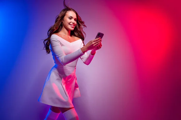 Zdjęcie popularnej pani trzymać telefon chodzić czerwony dywan wydarzenie nosić koszulę spódnica odizolowany neon gradient kolor tło — Zdjęcie stockowe
