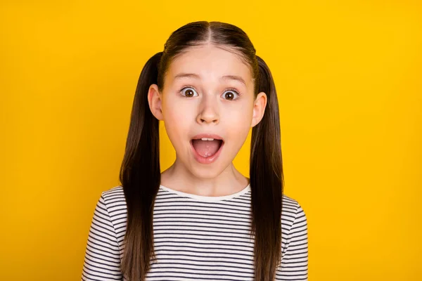 Foto de menina da escola atraente jovem surpreendido chocado surpresa falsa novidade isolada sobre fundo de cor amarela — Fotografia de Stock