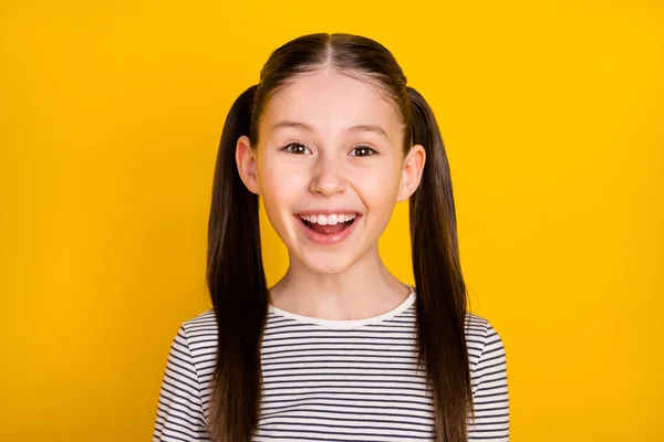 Foto de la joven atractiva chica de la escuela feliz sonrisa dentada positiva aislado sobre fondo de color amarillo —  Fotos de Stock
