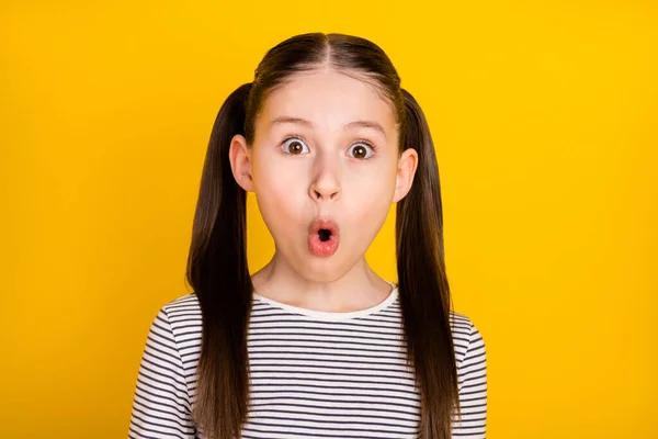 Foto de niña de la escuela sorprendida sorprendida sorprendida noticias falsas novedad aislada sobre fondo de color amarillo —  Fotos de Stock