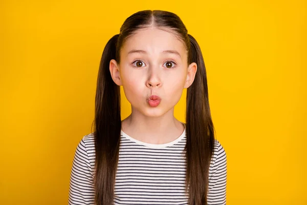 Foto de jovem atraente menina da escola lábios amuados enviar beijo de ar isolado sobre fundo de cor amarela — Fotografia de Stock