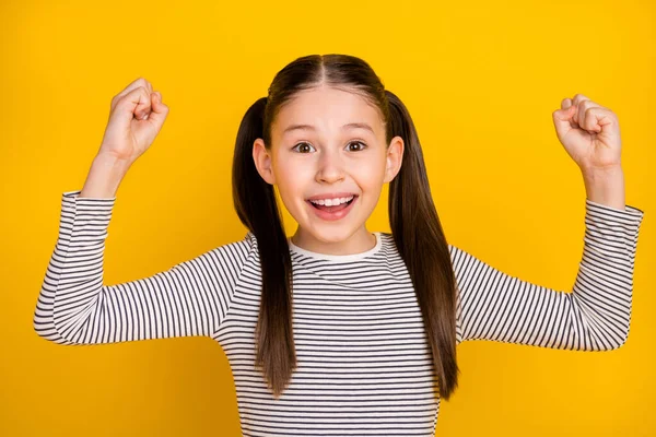 Foto de jovem atraente menina feliz sorriso positivo regozijar-se vitória punhos mãos sucesso isolado sobre cor amarela fundo — Fotografia de Stock