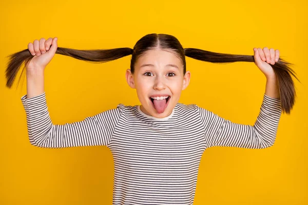 Foto de menina atraente jovem feliz sorriso positivo enganando grimace tongue-out isolado sobre fundo de cor amarela — Fotografia de Stock