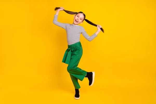 Foto de longitud completa de la joven excitada sonrisa feliz positivo divertirse engañar aislado sobre fondo de color amarillo —  Fotos de Stock