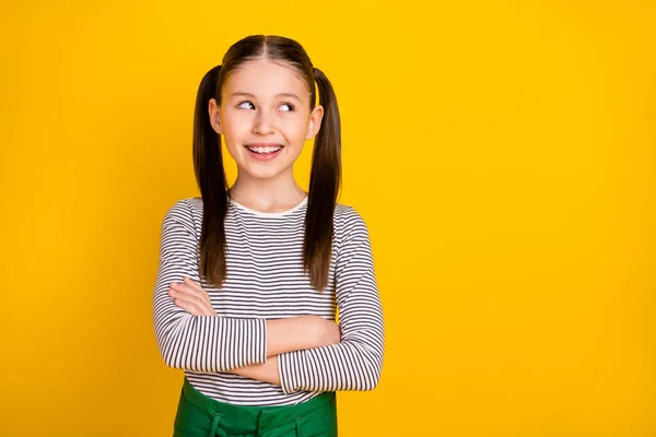 Foto de menina alegre feliz sorriso positivo dobrado mãos sonho olhar espaço vazio isolado sobre fundo de cor amarela — Fotografia de Stock
