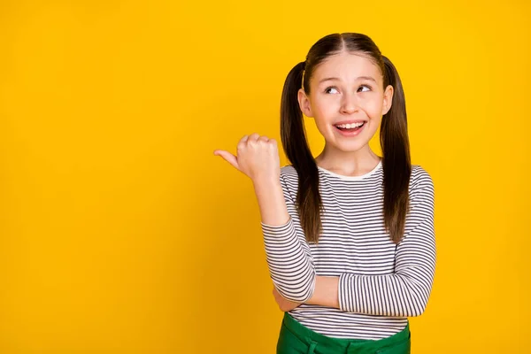 Foto av ung flicka glad positiv leende indikerar finger tomt utrymme annons promo råd isolerad över gul färg bakgrund — Stockfoto