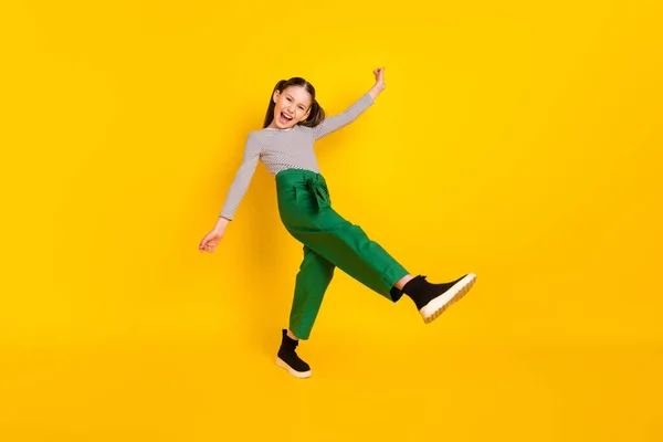 Foto lateral de perfil de tamaño completo de la joven excitada sonrisa feliz positivo divertirse aislado sobre fondo de color amarillo —  Fotos de Stock