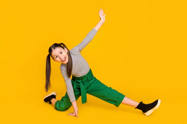 Perfil de cuerpo completo lado de la foto de la joven feliz sonrisa positiva aeróbicos entrenamiento flexible aislado sobre fondo de color amarillo — Foto de Stock