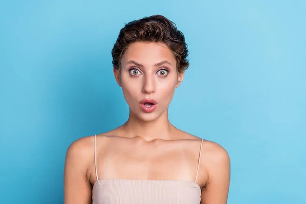 Fotografie ohromen mladá dáma nosit béžová horní otevřená ústa špatná novinka izolované modré barvy pozadí — Stock fotografie