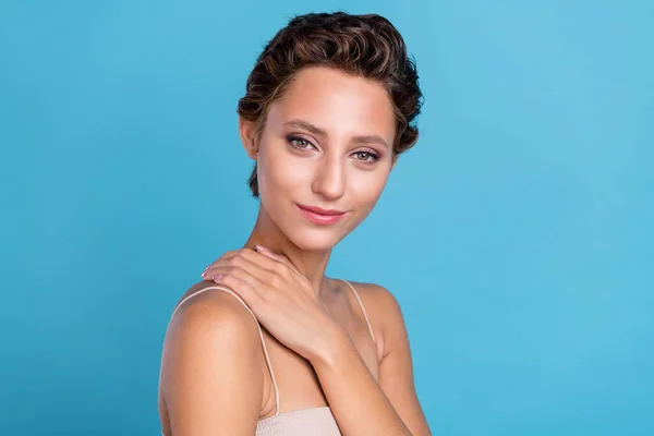 Photo de brillante douce jeune femme habillée beige haut bras cou souriant isolé fond de couleur bleue — Photo