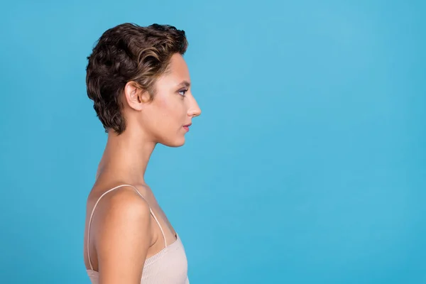 Profile side view portret atrakcyjnej treści dziewczyna kopia puste puste miejsce odizolowane nad jasnoniebieskim tle koloru — Zdjęcie stockowe