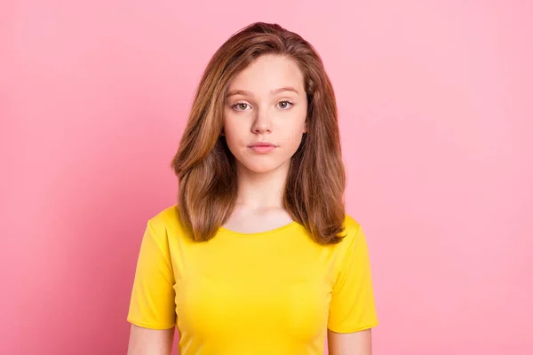 Foto de jovem atraente menina da escola sério confiante desgaste amarelo t-shirt isolado sobre cor rosa fundo — Fotografia de Stock